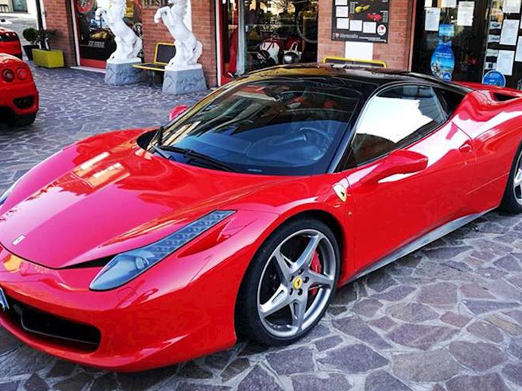 Come guidare una Ferrari senza comprarla
