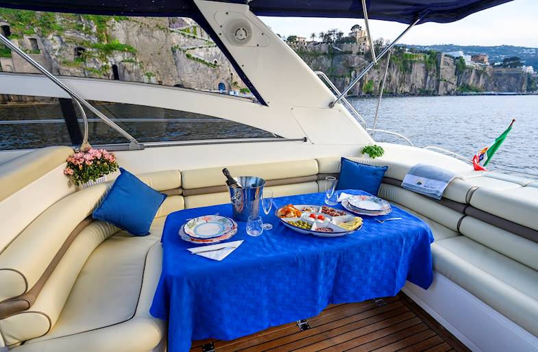Notte in Barca a Sorrento cin cena a bordo