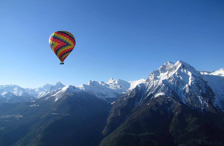 Giro in mongolfiera in Valle d'Aosta sulle Alpi