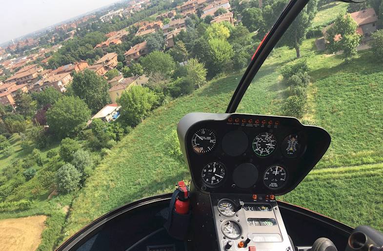 Pilotare un elicottero biposto vicino Modena