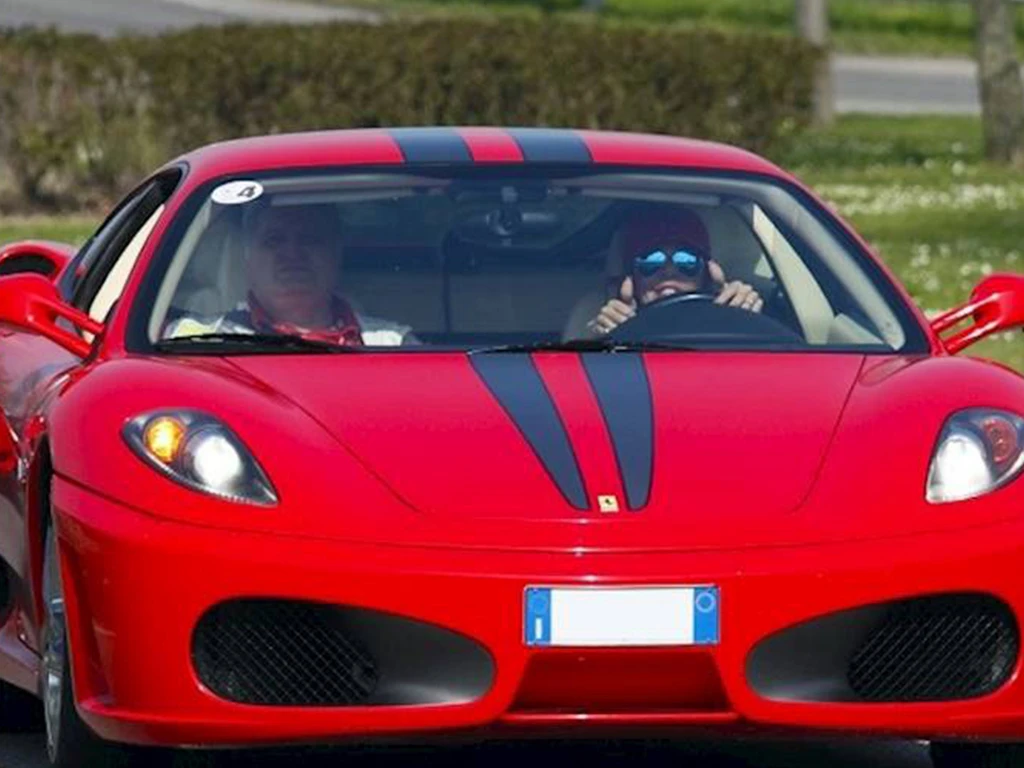 Come prenotare dei giri in pista con la Ferrari