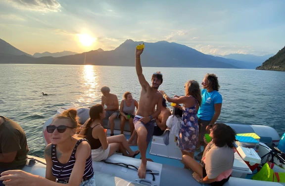 Apericena al Tramonto in Gommone sul Lago di Como