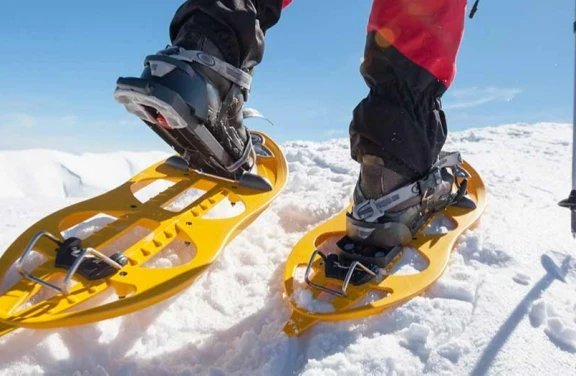 Ciaspolata sulla neve in Trentino nella Val di Sole