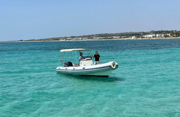 Escursione privata in Gommone a Torre Vado in Salento