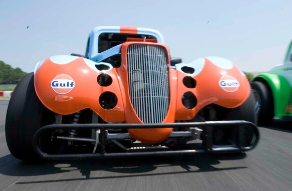 Gara tra amici su Legend Car a Milano