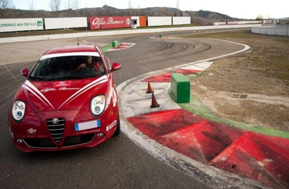 Giri in pista su Alfa MiTo a Milano