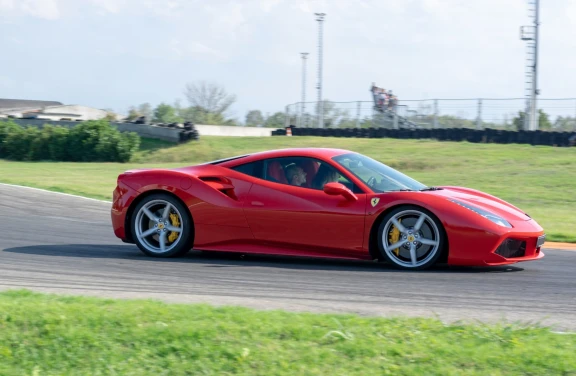 Giri in pista su Supercar a Napoli