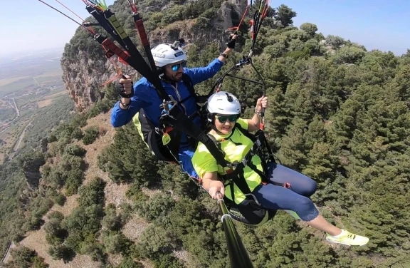 Parapendio a Capaccio Paestum vicino Salerno