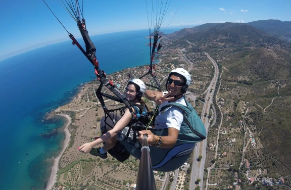 Parapendio sul mare vicino Palermo