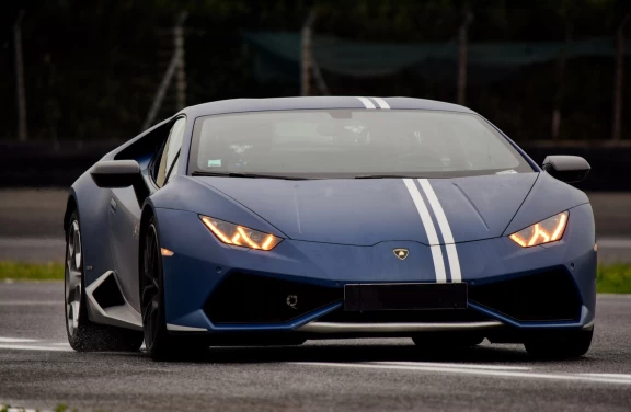 Regala una Guida su Lamborghini Huracan AVIO in Lombardia