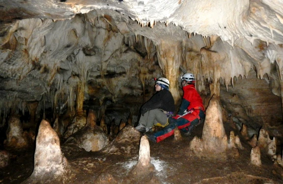 Speleologia nella Grotta dei Pozzi della Piana