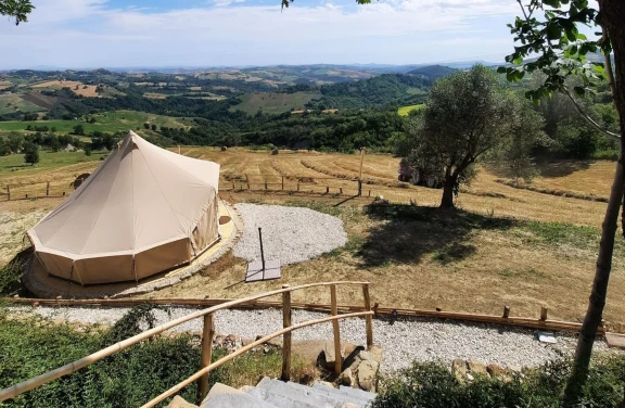 Tenda Glamping a Gualdo con vista sui Colli Marchigiani