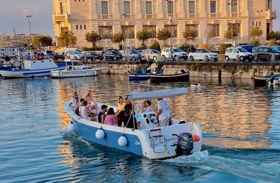 Tour in barca dell'Isola di Ortigia al Tramonto con Aperitivo