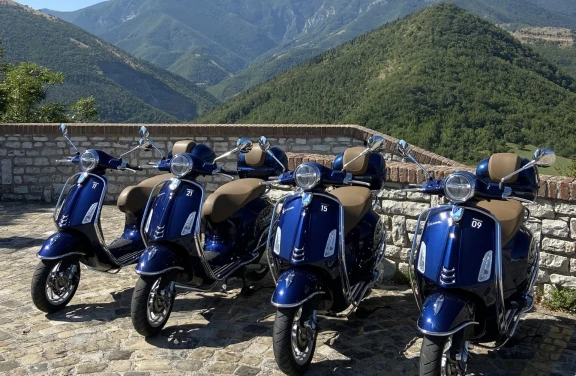 Tour in Vespa tra Borghi e Colline Marchigiane