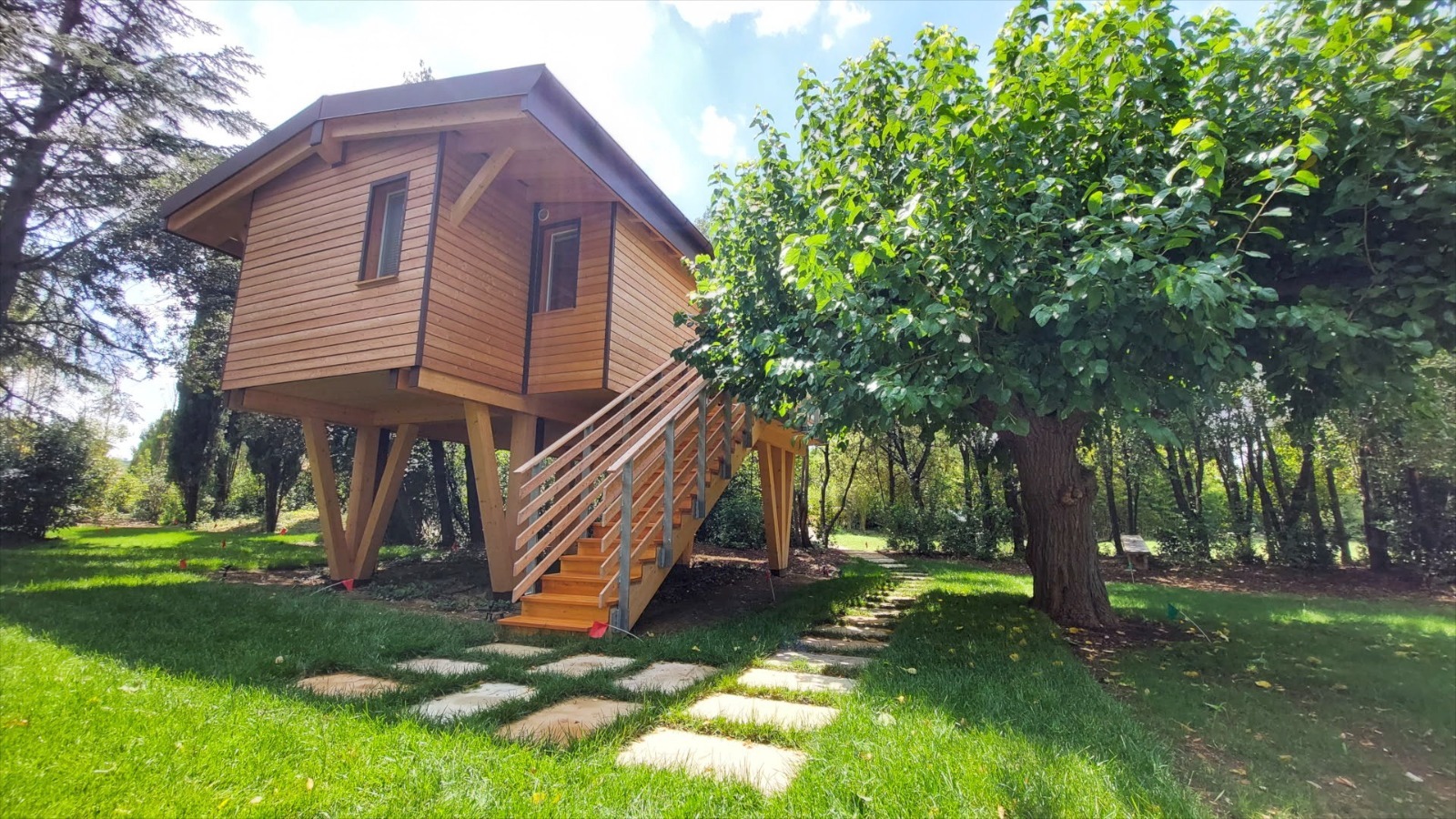 Casa sull'albero con vasca idromassaggio a Macerata