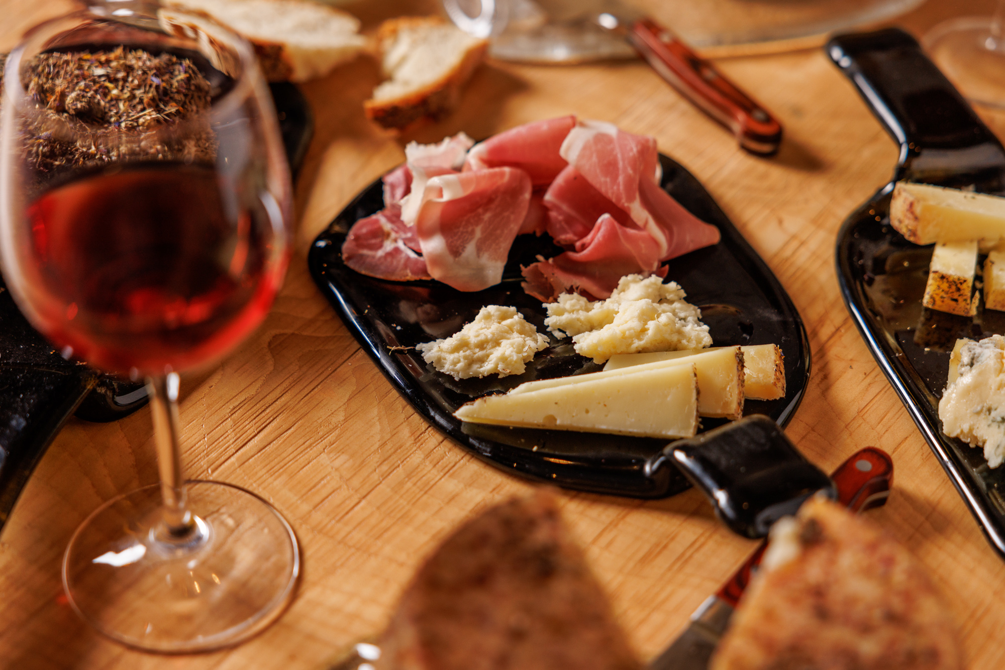 Degustazione di vini e specialità locali nella Grotta di Testaccio a Roma