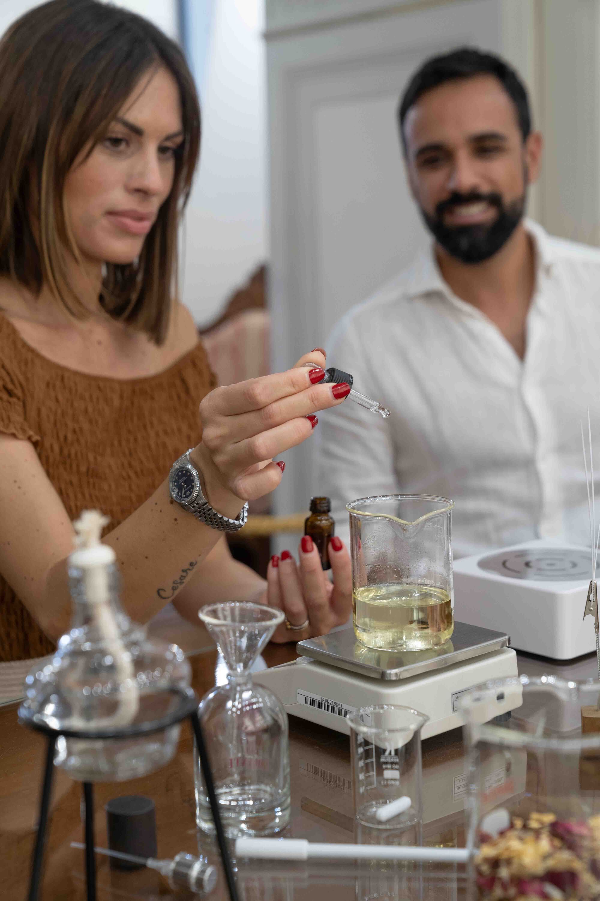 Laboratorio del profumo nell'atelier delle essenze a Siena