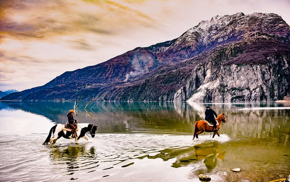 Passeggiata a cavallo privata di coppia al Lago di Novate Mezzola