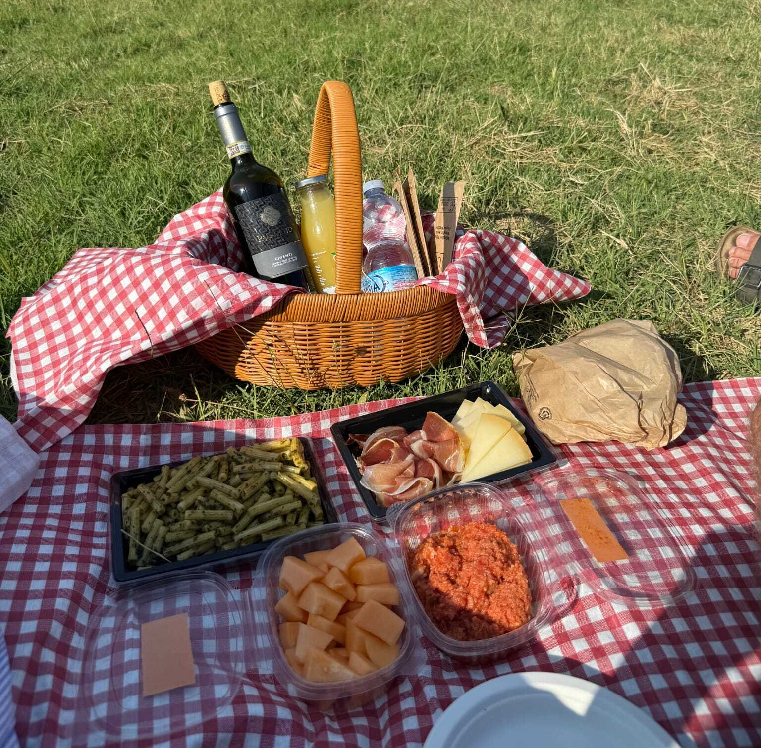 Picnic di coppia in vigna a San Gimignano