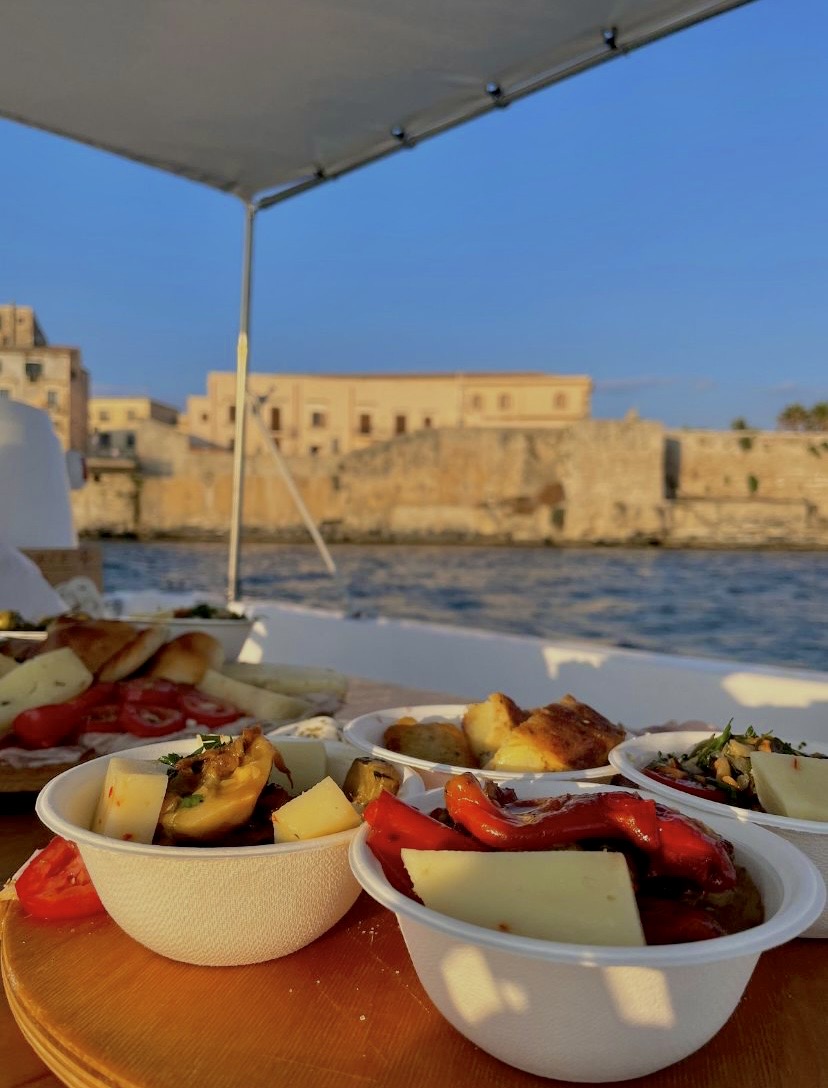 Tour in barca dell'Isola di Ortigia al tramonto con aperitivo