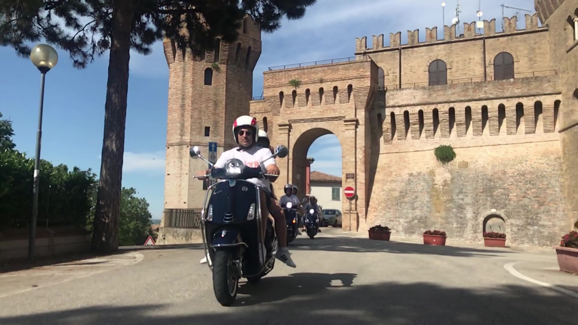 Tour in vespa tra borghi e colline marchigiane 