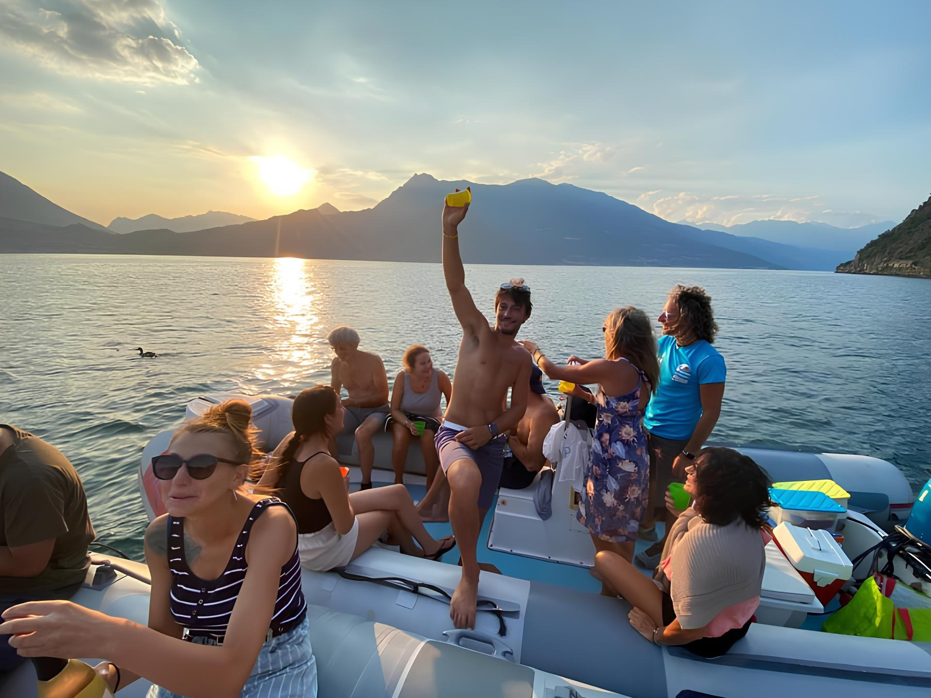 Apericena al Tramonto in Gommone sul Lago di Como