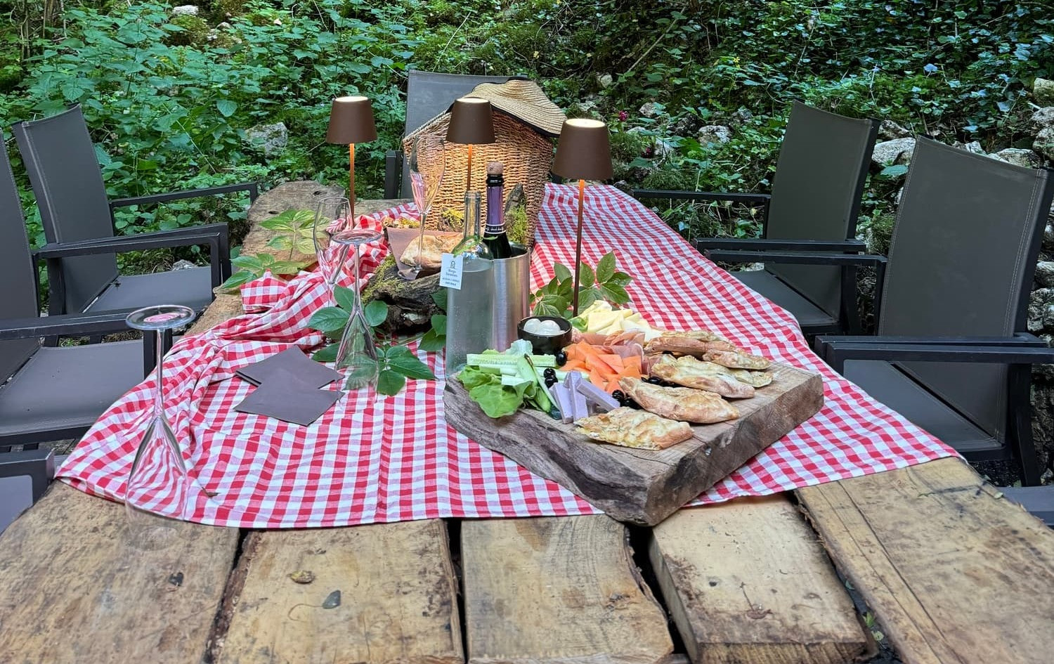Aperitivo, Pranzo o Cena privata nel Cratere dell’Asteroide