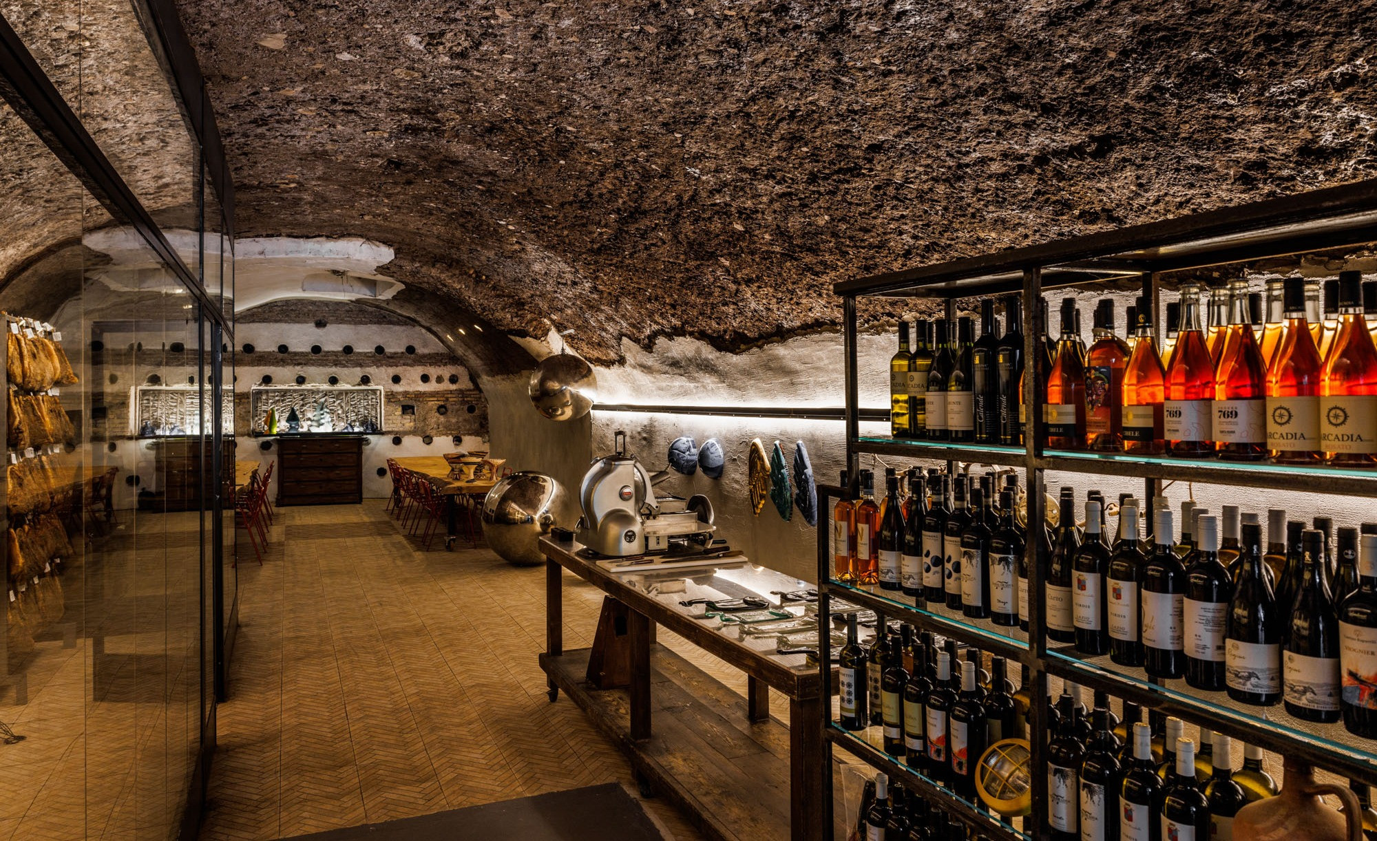 Degustazione di Vini e specialità locali nella Grotta di Testaccio a Roma