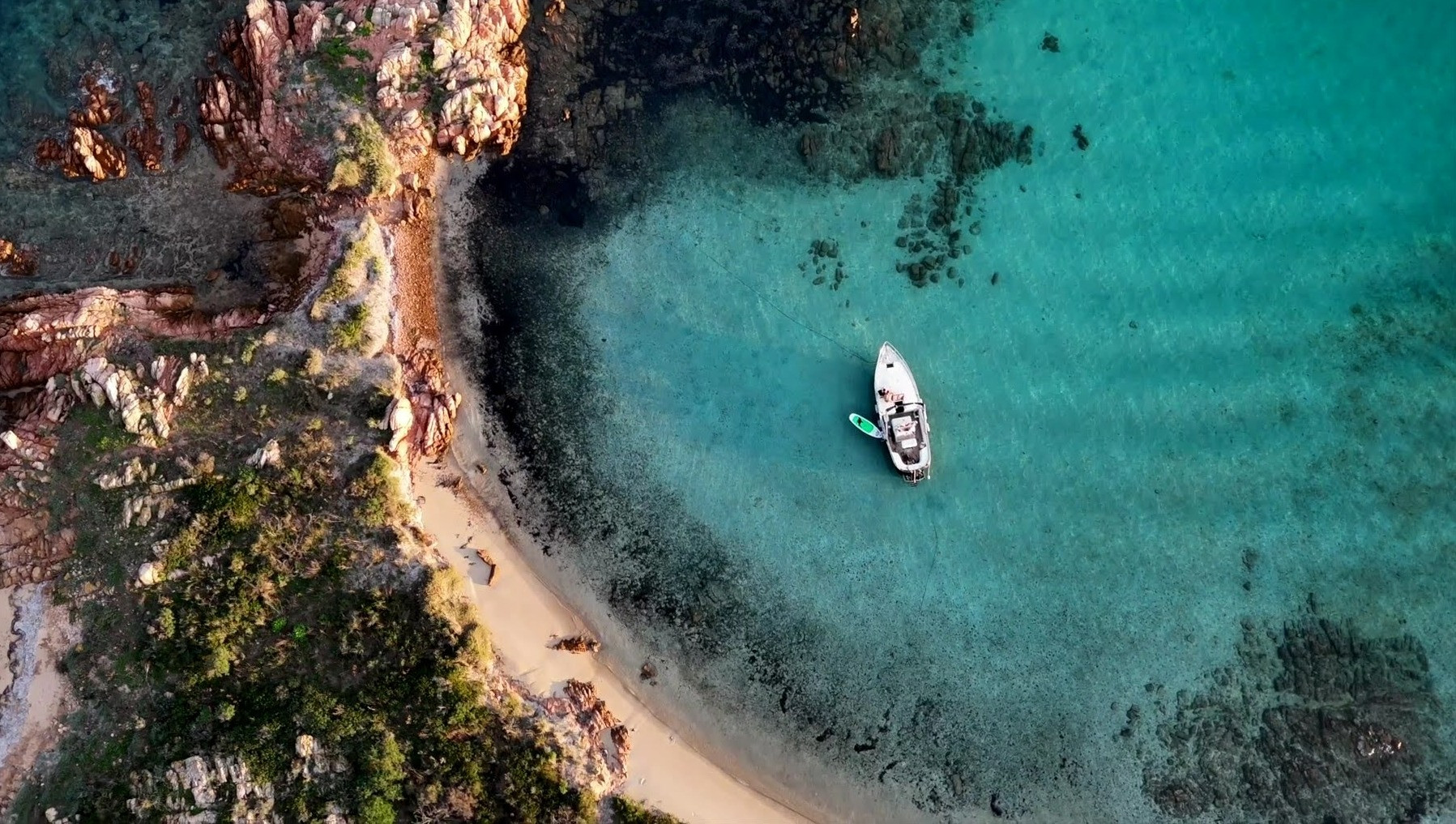 Dormire in Barca nella baia dell’Isola dei Cavalli in Sardegna
