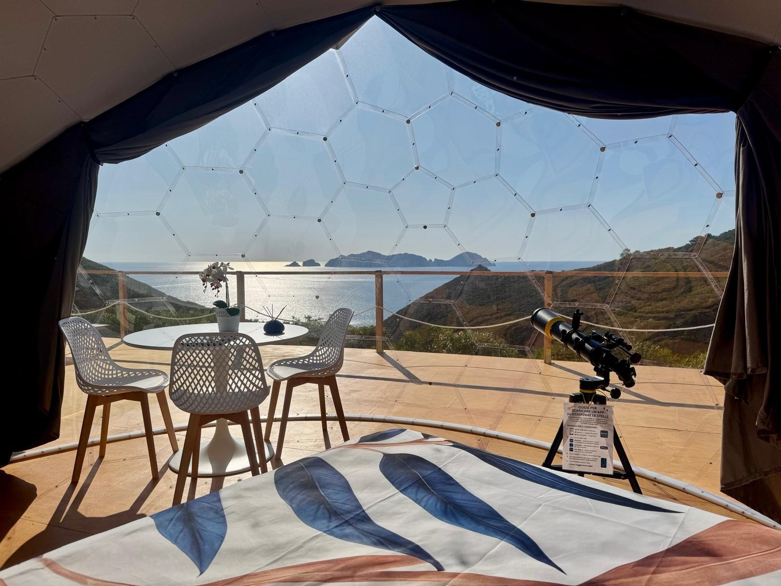 Soggiorno in Bubble Room Vista Mare a Ponza