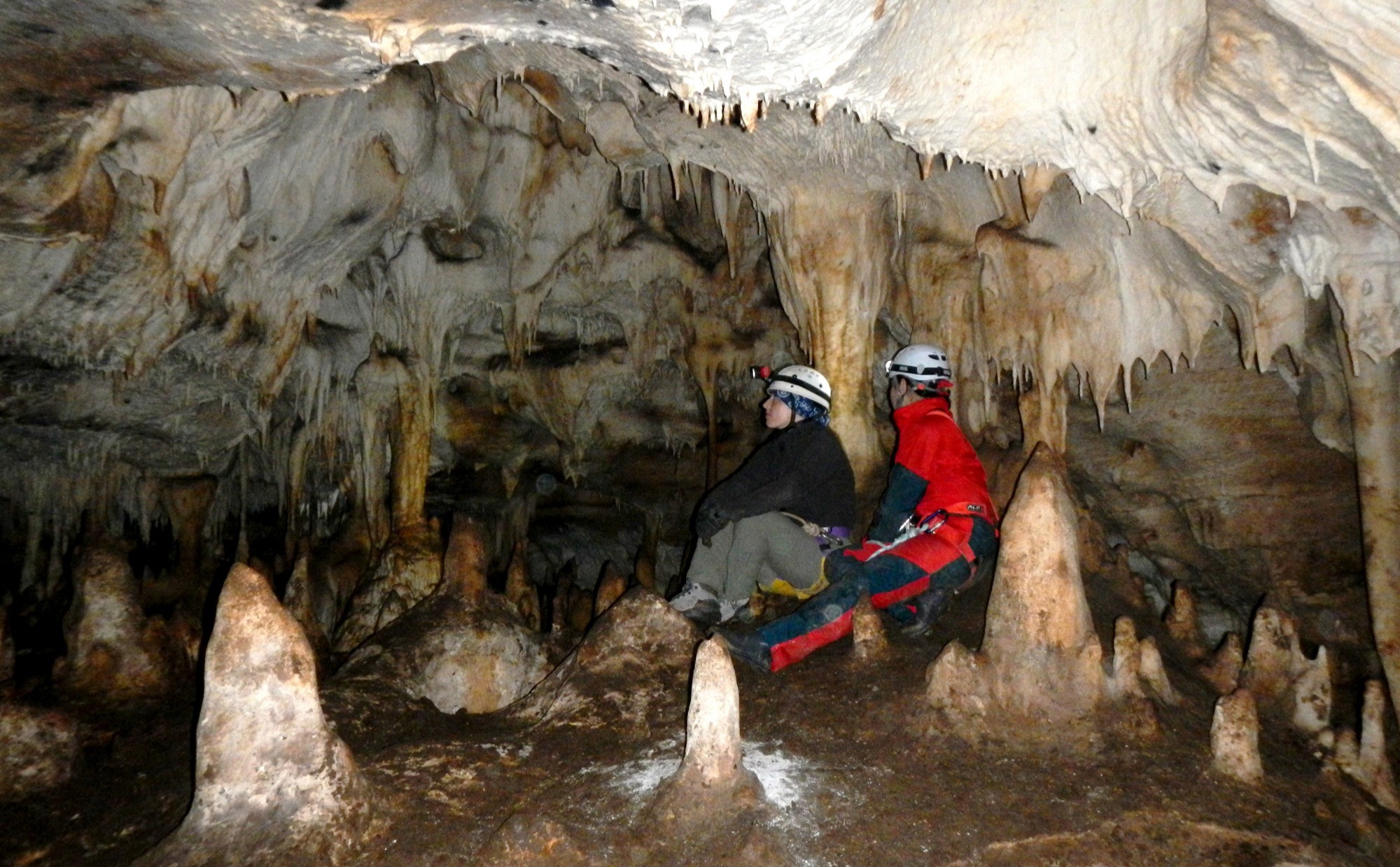 Speleologia nella Grotta dei Pozzi della Piana