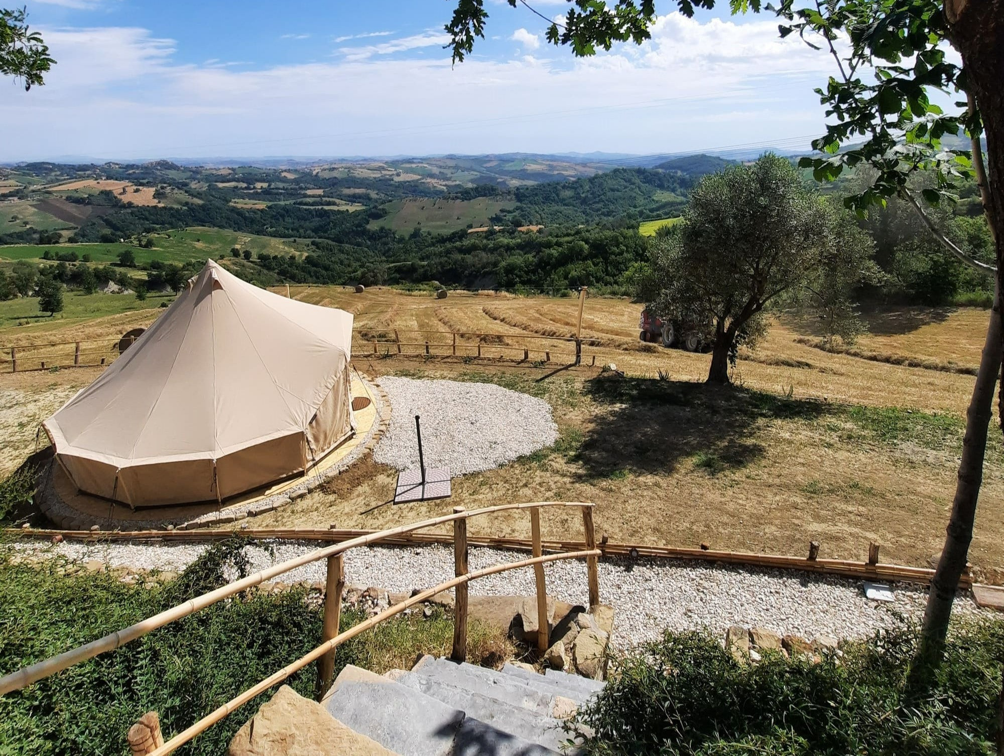 Tenda Glamping a Gualdo con vista sui Colli Marchigiani