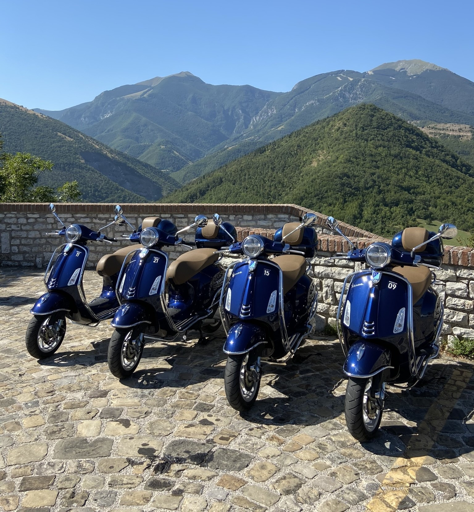 Tour in Vespa tra Borghi e Colline Marchigiane