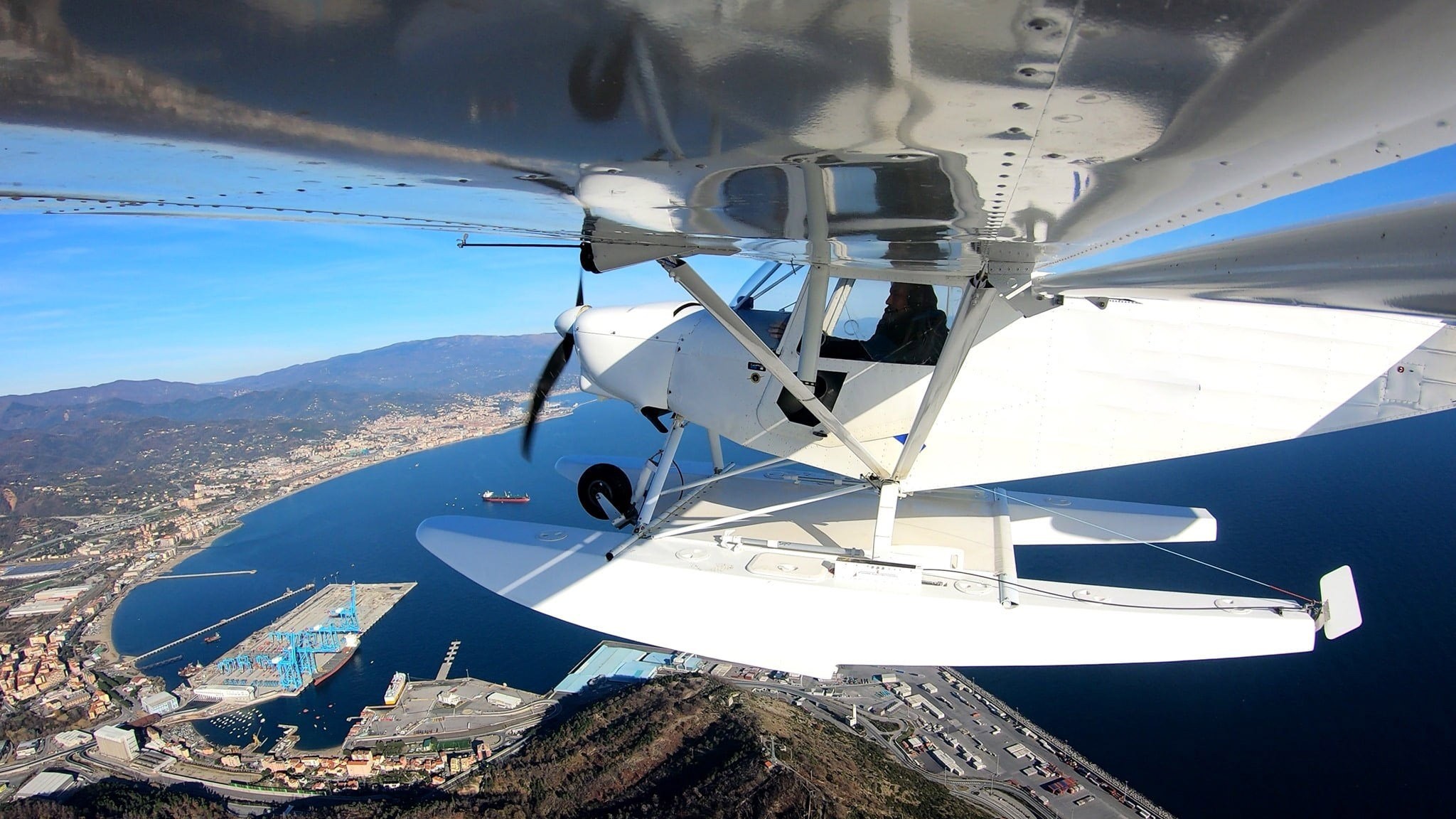 Volo in Idrovolante con Prova di Pilotaggio a Spotorno in Liguria